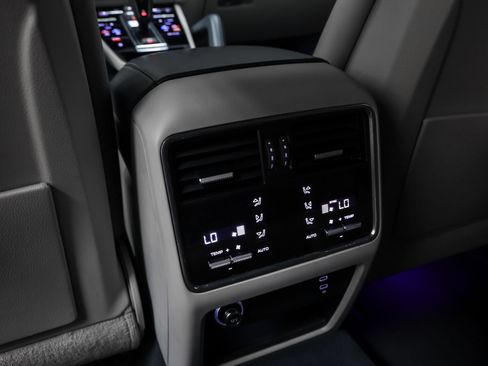 Certified 2023 Porsche Cayenne AWD/4WD image 41