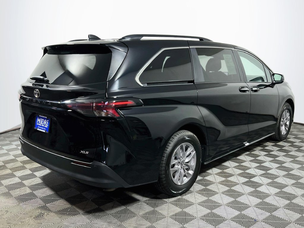 Certified 2026 Toyota Sienna XLE FWD image 7