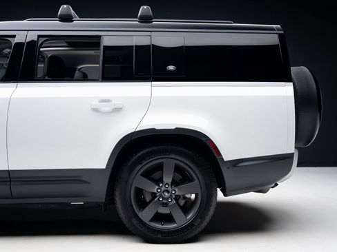 Used 2023 Land Rover Defender 130 SE image 21