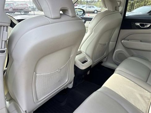 Used 2021 Volvo XC60 T5 Momentum w/ Premium Package image 18