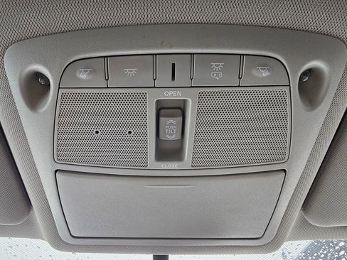 Used 2017 Nissan Rogue SV image 33