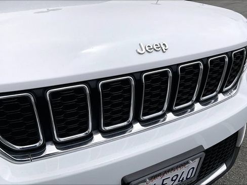 Used 2023 Jeep Grand Cherokee Laredo AWD/4WD image 30