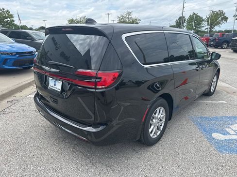 New 2025 Chrysler Pacifica Select w/ Uconnect Theater Family Group image 31