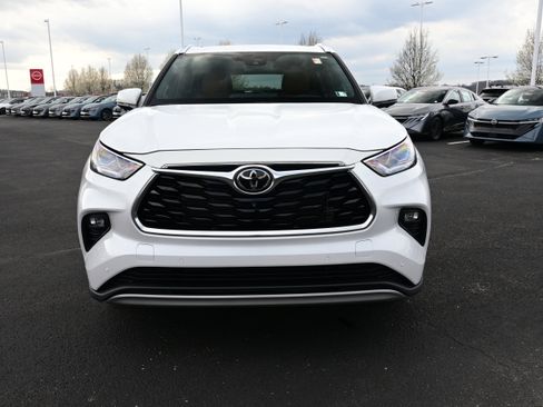 Used 2023 Toyota Highlander Platinum AWD/4WD image 3