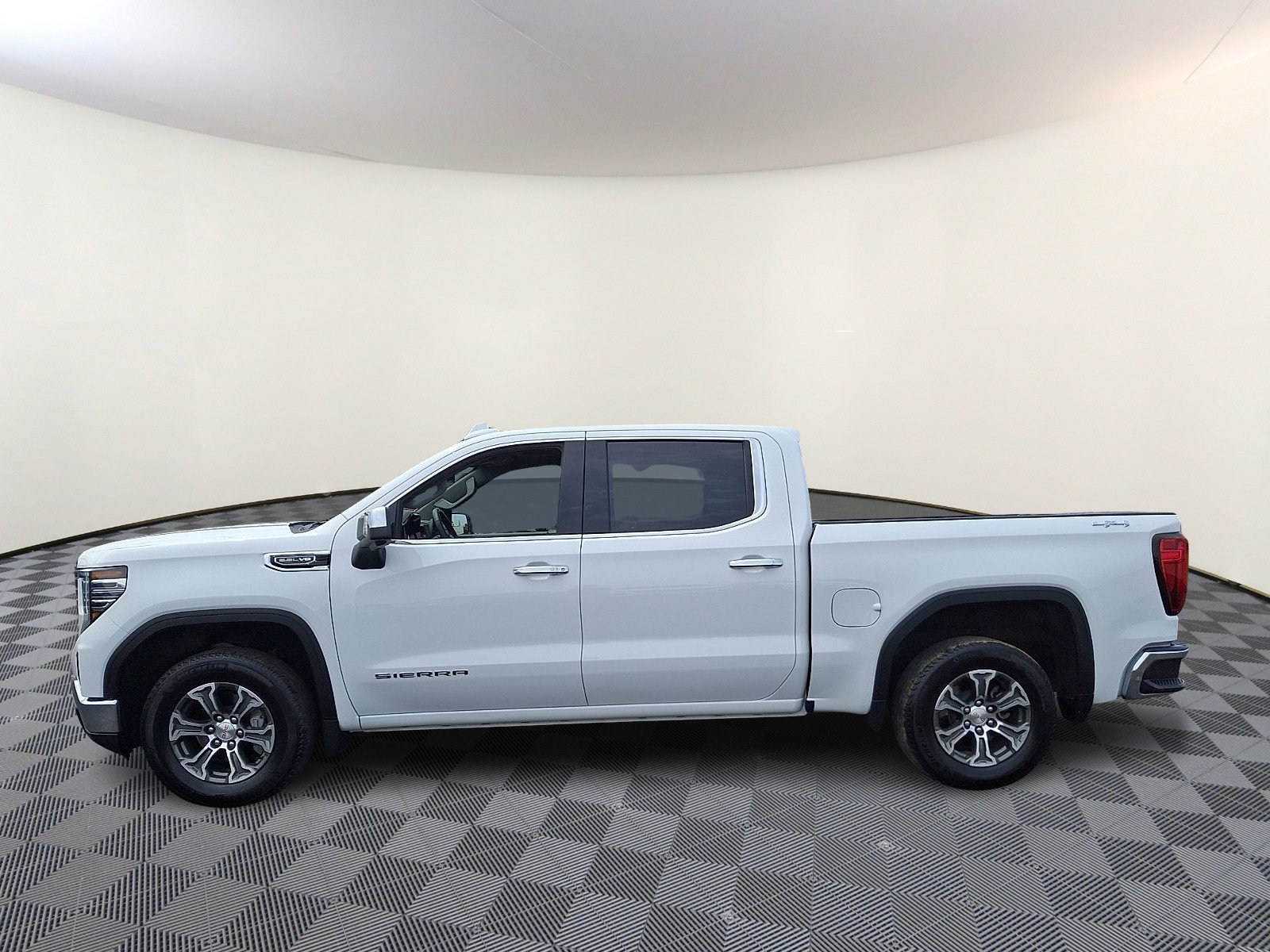 Used 2025 GMC Sierra 1500 SLT AWD/4WD image 4