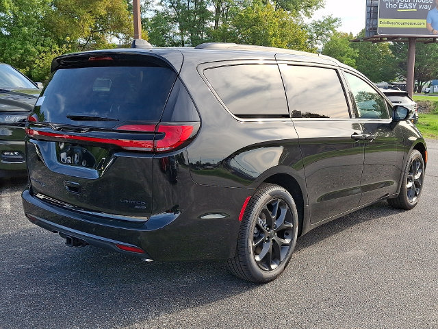 New 2027 Chrysler Pacifica Limited w/ Trailer Tow Group AWD/4WD image 5
