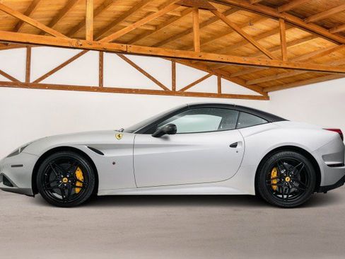 Used 2016 Ferrari California T image 3