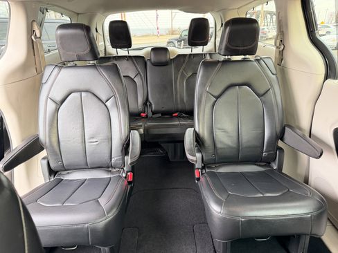 Used 2018 Chrysler Pacifica Touring-L image 38
