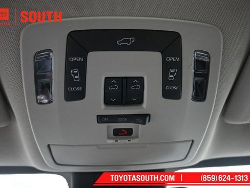 Used 2025 Toyota Sienna XLE FWD image 22