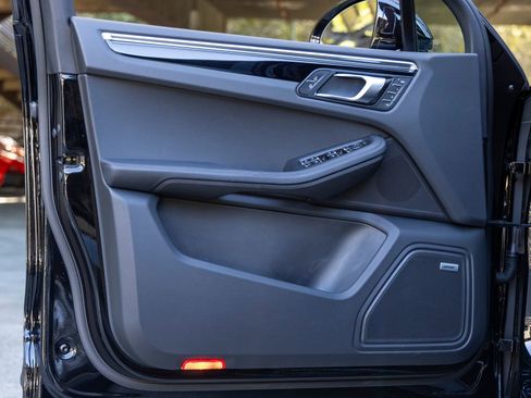 Certified 2025 Porsche Macan image 23