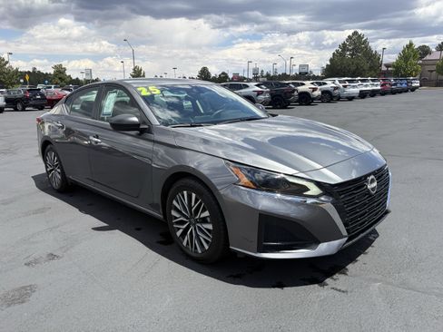 Used 2025 Nissan Altima 2.5 SV FWD image 2