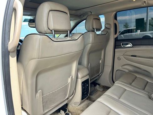 Used 2018 Jeep Grand Cherokee Overland AWD/4WD image 12
