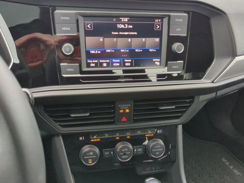 Used 2020 Volkswagen Jetta SE image 12