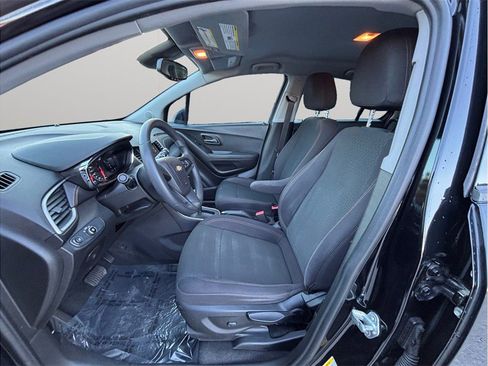 Used 2019 Chevrolet Trax LS image 2