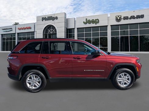 New 2025 Jeep Grand Cherokee Laredo image 2