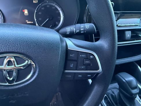 Used 2023 Toyota Highlander L image 18