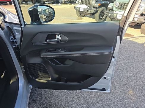 New 2026 Chrysler Pacifica Select image 10