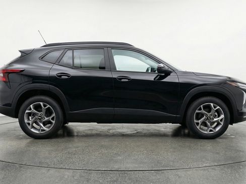 Used 2025 Chevrolet Trax LT w/ LT Convenience Package image 11