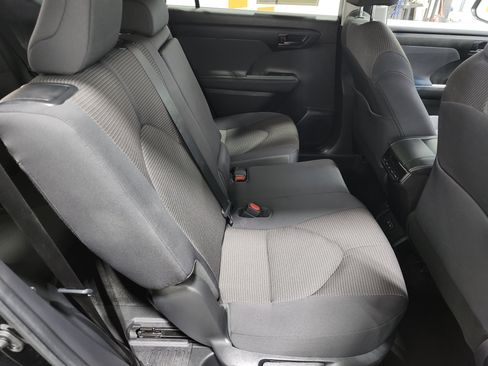 Used 2023 Toyota Highlander LE AWD/4WD image 18