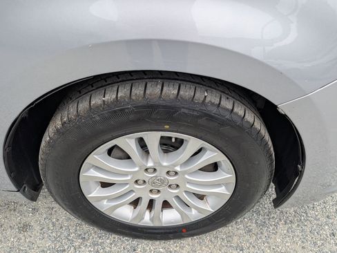 Used 2015 Toyota Sienna XLE Premium FWD image 3