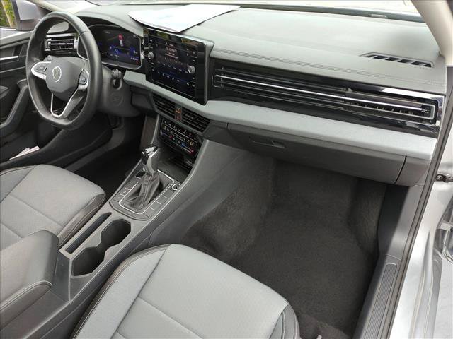 Used 2025 Volkswagen Jetta SE FWD image 21
