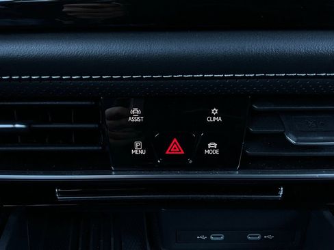 Used 2025 Volkswagen Atlas SE image 28