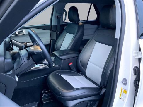 Used 2022 Ford Explorer XLT w/ Equipment Group 202A RWD image 8