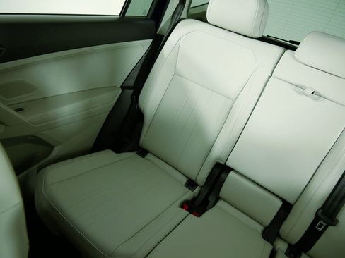 Certified 2022 Volkswagen Tiguan SE w/ Panoramic Sunroof Package image 12