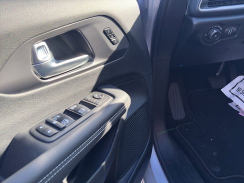 New 2026 Chrysler Pacifica Select image 5