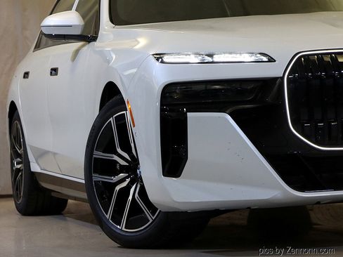 Used 2026 BMW 750e xDrive image 4