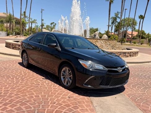 Used 2017 Toyota Camry SE FWD image 3