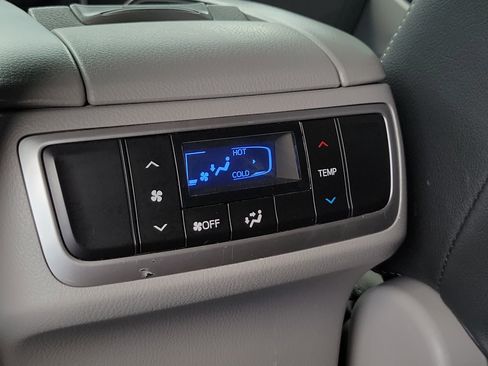 Used 2018 Toyota Highlander LE FWD image 19