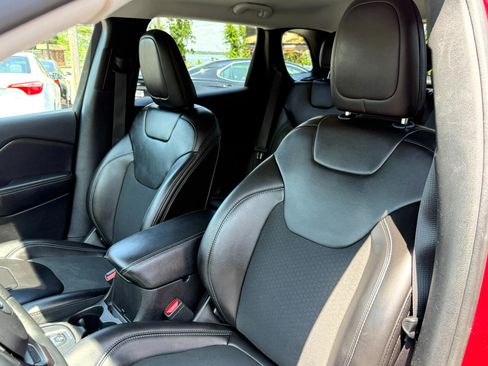 Used 2019 Jeep Cherokee Latitude Plus w/ Comfort/Convenience Group image 14