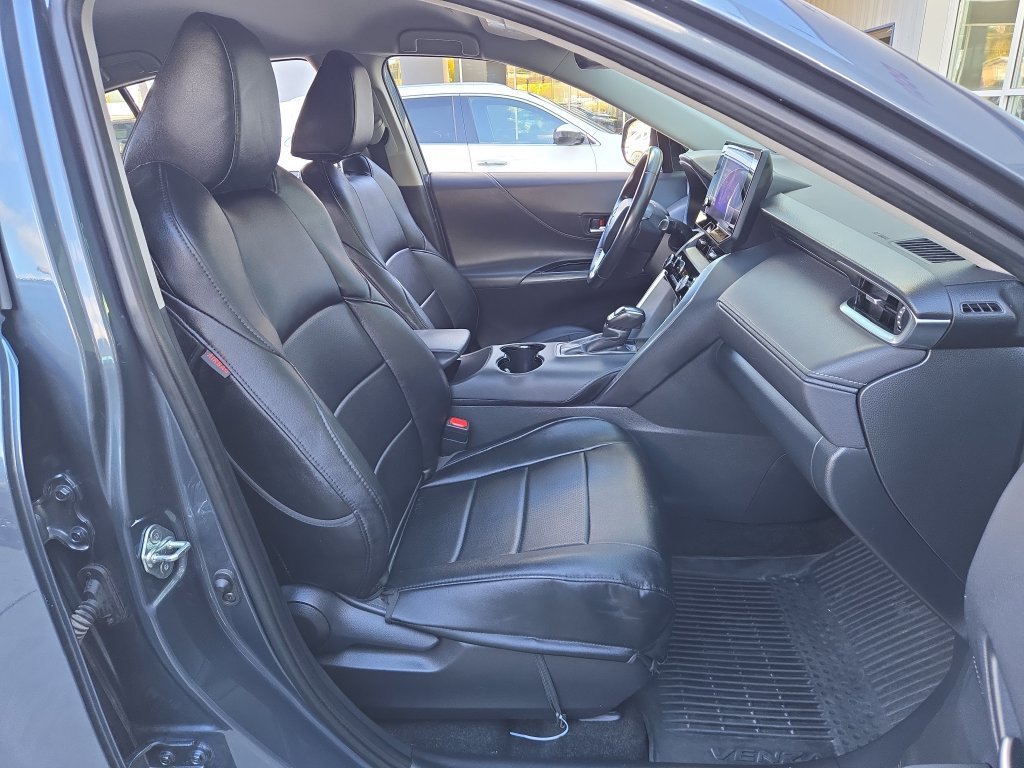 Used 2023 Toyota Venza LE AWD/4WD image 17