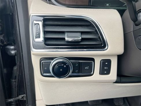 Used 2019 Lincoln Navigator Reserve image 18