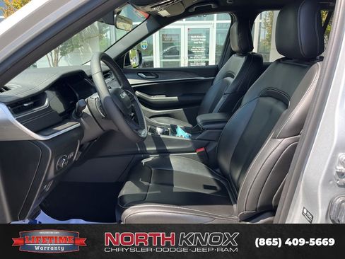 Used 2025 Jeep Grand Cherokee Limited AWD/4WD image 4
