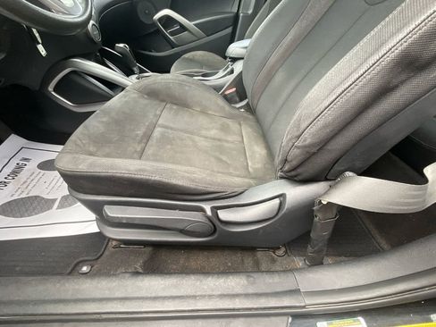 Used 2016 Hyundai Veloster FWD image 13