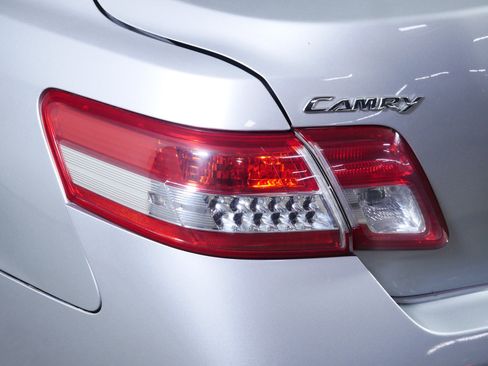 Used 2011 Toyota Camry LE image 17