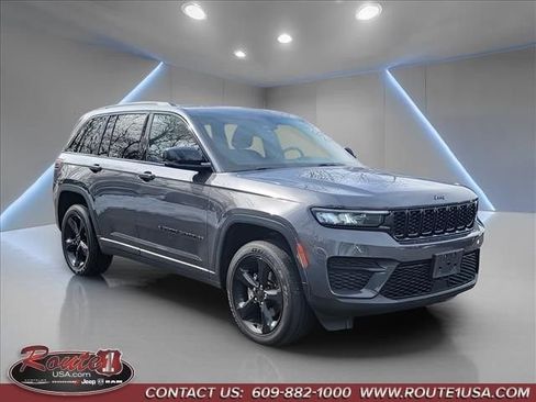 Used 2023 Jeep Grand Cherokee Altitude image 1