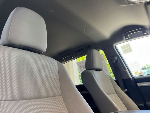 Used 2017 Toyota Highlander LE w/ Carpet Mat Package AWD/4WD image 19