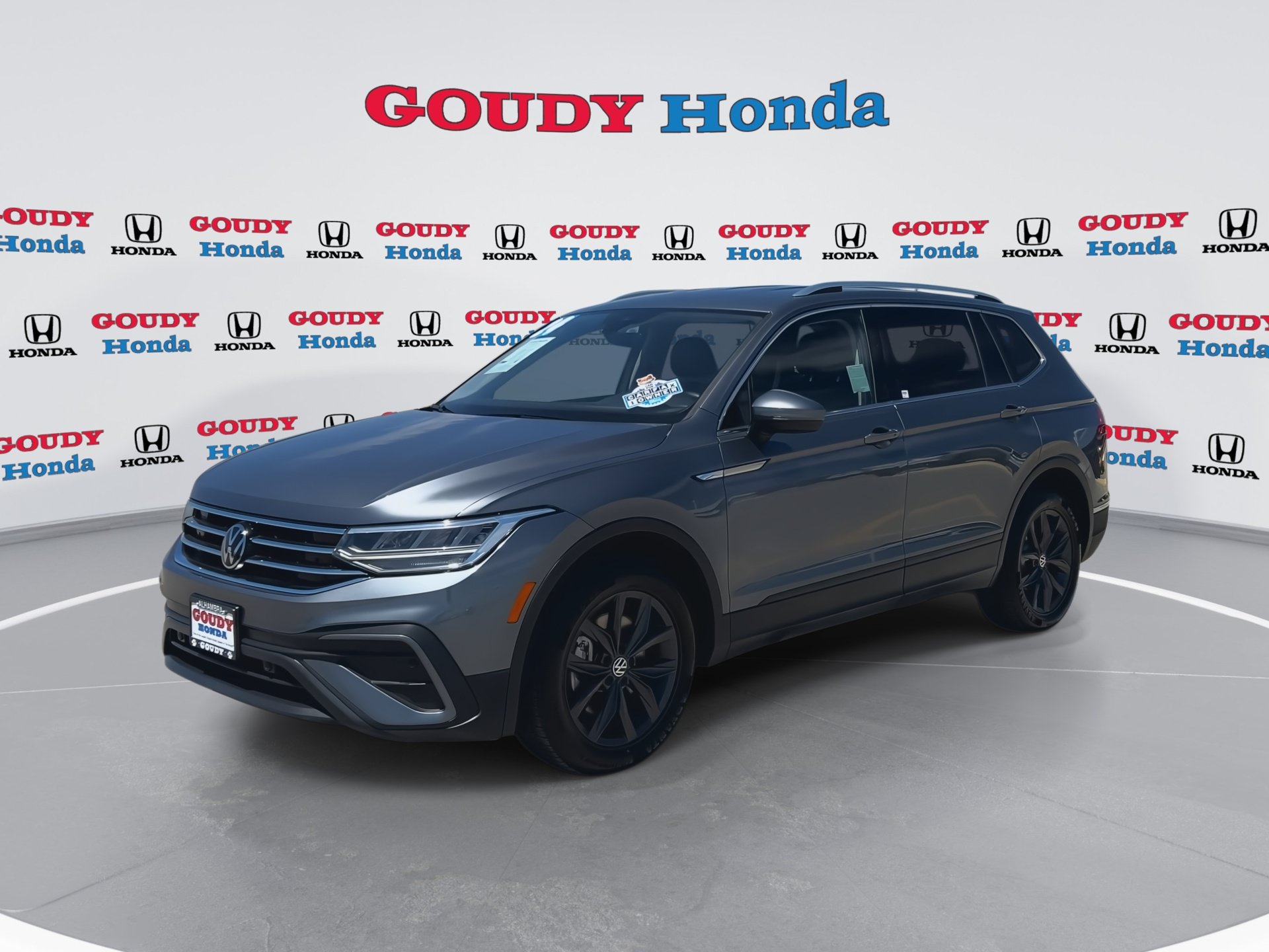 Used 2024 Volkswagen Tiguan SE AWD/4WD image 4