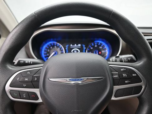 Used 2017 Chrysler Pacifica Touring FWD image 24