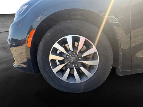 Used 2023 Chrysler Pacifica Touring-L FWD image 12