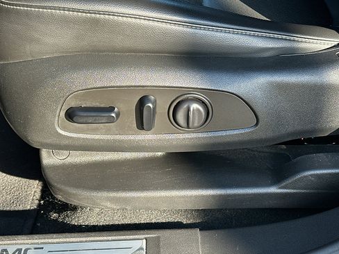 Used 2023 GMC Acadia SLT image 29