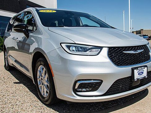 Used 2024 Chrysler Pacifica Touring-L FWD image 7