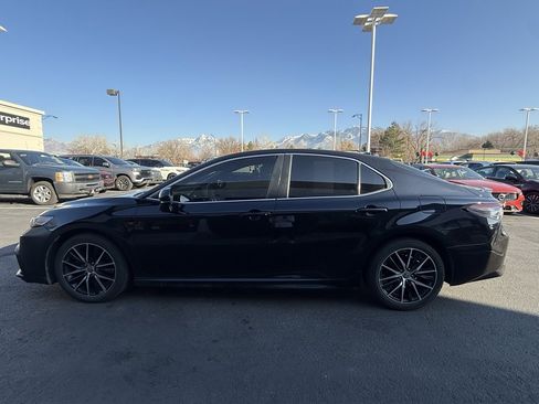 Used 2021 Toyota Camry SE image 4