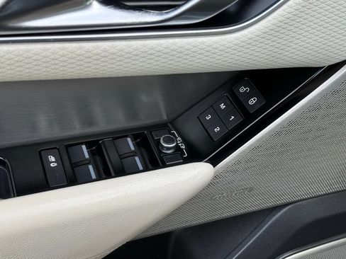Used 2019 Land Rover Range Rover Velar R-Dynamic SE AWD/4WD image 17