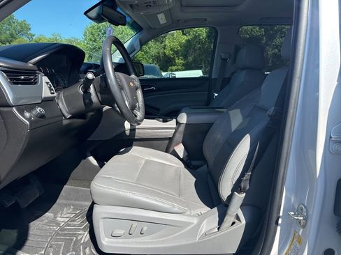 Used 2018 Chevrolet Suburban LT w/ Luxury Package RWD image 10