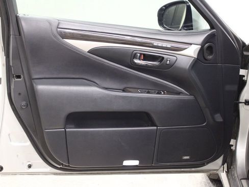 Used 2013 Lexus LS 460 AWD w/ Comfort Pkg image 17