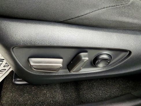 Used 2021 Toyota Venza LE image 11